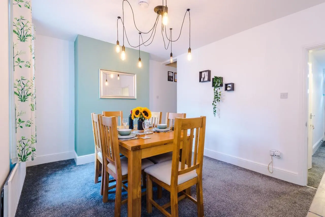 Chester City Centre Cottage: Spacious 2-Bed for 6