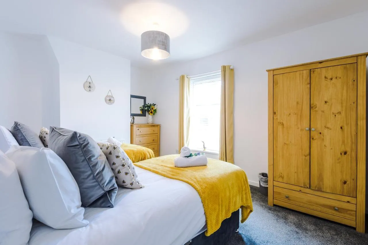Chester City Centre Cottage: Spacious 2-Bed for 6 Holiday home