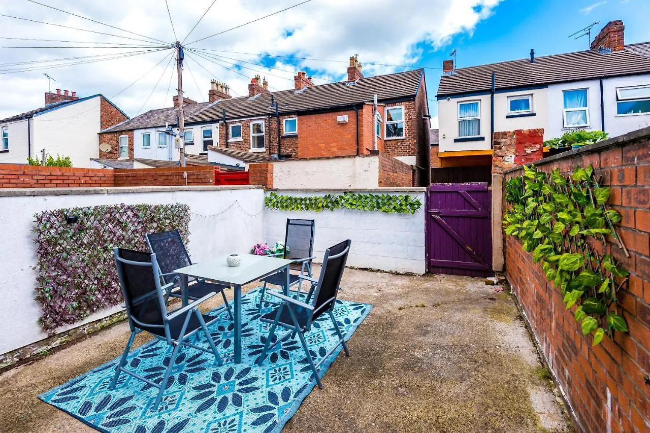 Chester City Centre Cottage: Spacious 2-Bed for 6